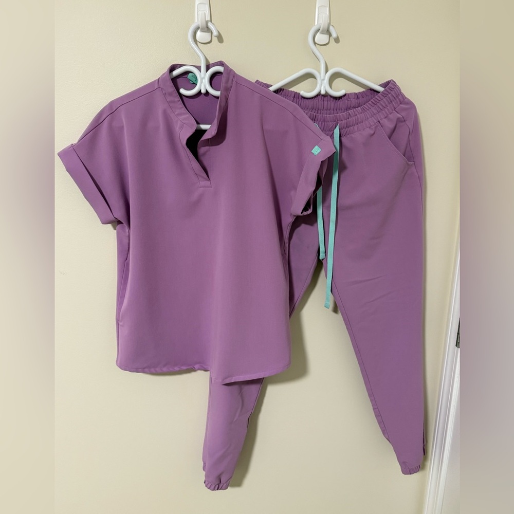 Garde Malade scrubs size small